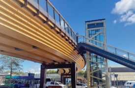 Houten voetgangersbrug