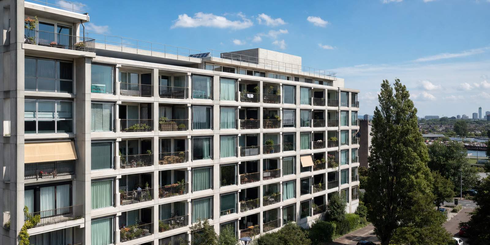 Voormalig kantoorpand omgebouwd tot appartementen met nieuwe balkons